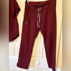 Figs Burgundy scrub pant with  Soft Fabric Kade
large
 Smoke free
No flaws noted